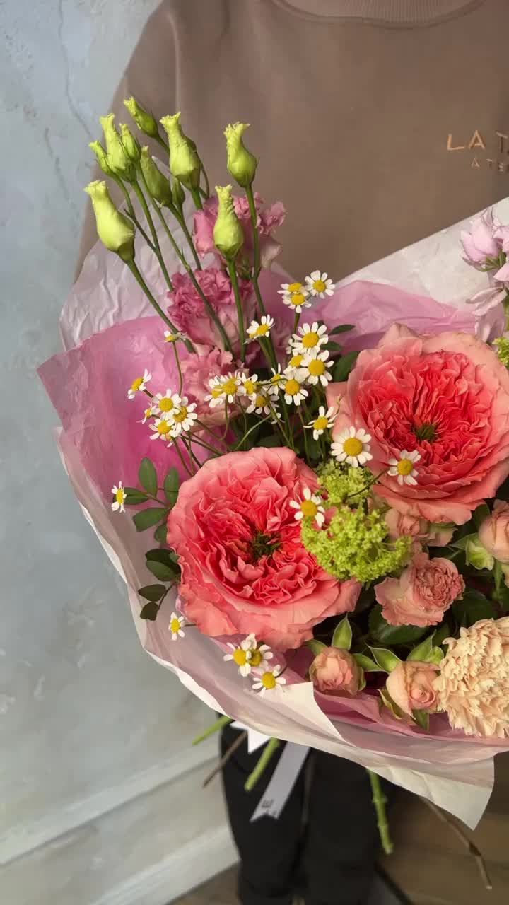 пионовидной розой и матрикарией пионовидной розой и матрикарией